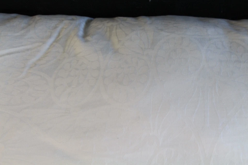 Almohada de cama Live Comfortably Platinum Tri-Cool de fibra con memoria tamaño king Foto 3 de 4