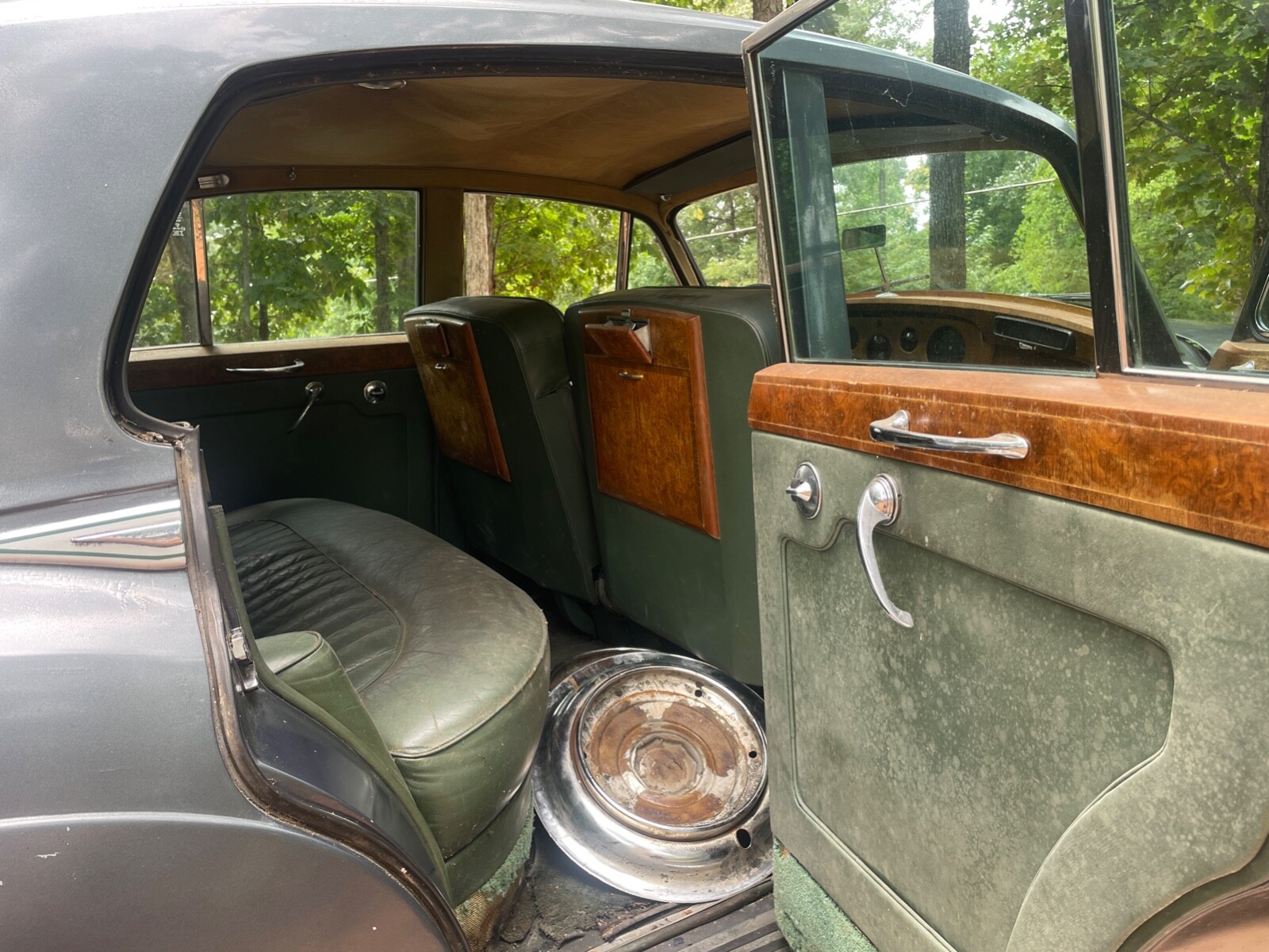 ROLLS ROYCE CLOUD PHANTOM BENTLEY BEZEL. WORLDS LARGEST 1946-1965 USED INVENTORY