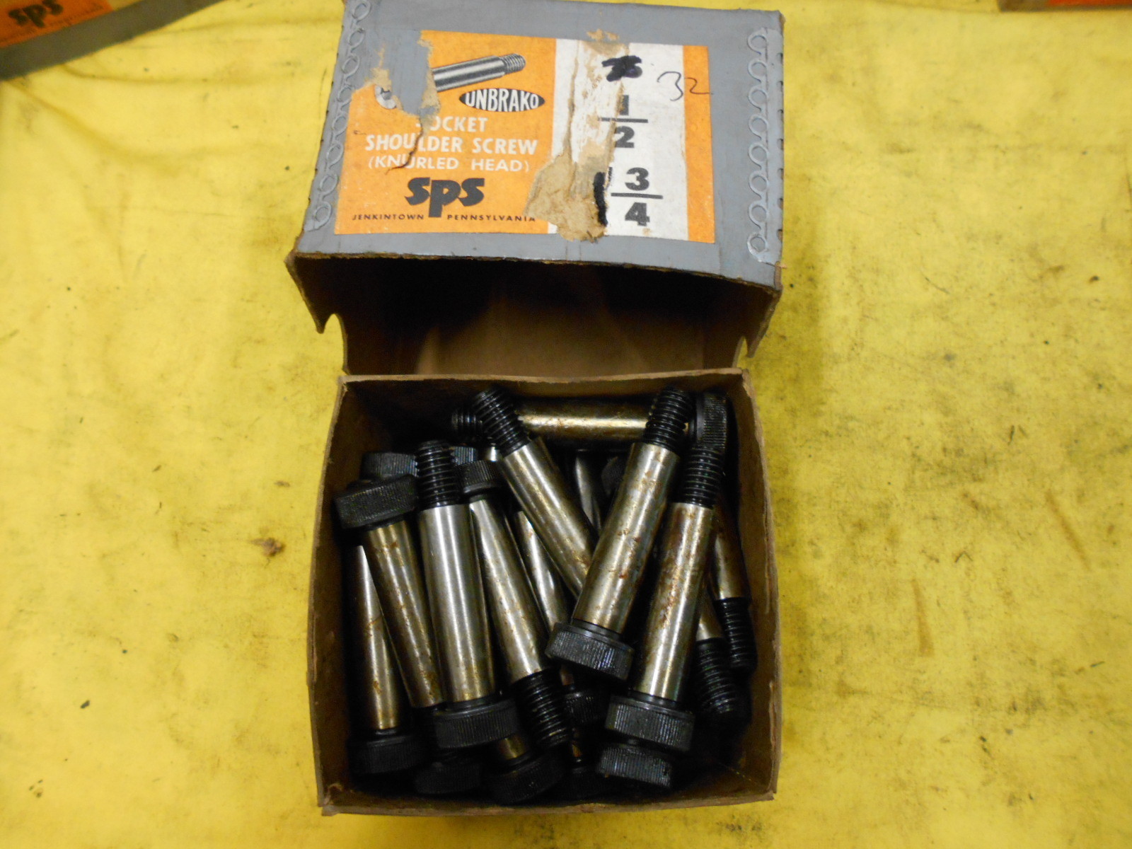 32 NEW SHOULDER BOLTS 1/2" x 1 3/4" x 3/816 tpi socket head screw