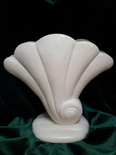 Vintage - RED WING Pottery from the US / 8" White Shell Vase #892 {Pre-Owned}.