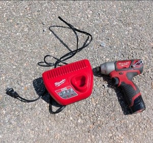Milwaukee M12 2462-20 1/4" Keyless Hex Impact Driver w/ Battery & Charger