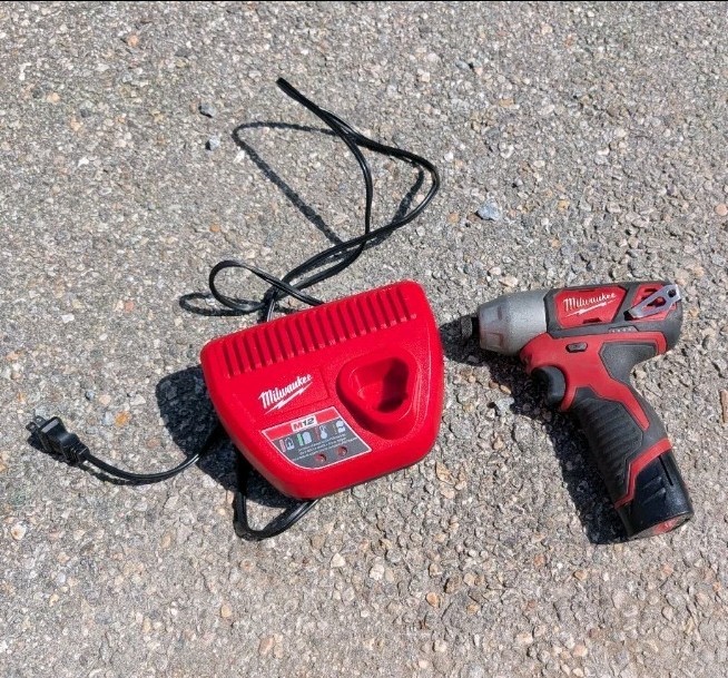 Milwaukee M12 2462-20 1/4" Keyless Hex Impact Driver w/ Battery & Charger