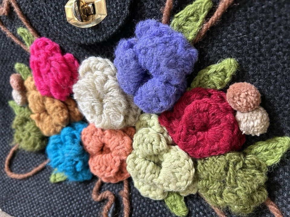 Bolso de mano boho vintage años 60, flores de ganchillo, arpillera negra, JR Florida, baquelita Foto 3 de 4