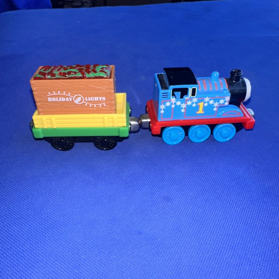 ¡LUCES DE VACACIONES! THOMAS FRIENDS Tren LLEVA Y JUEGA Navidad Difícil de Encontrar Foto 2 de 4