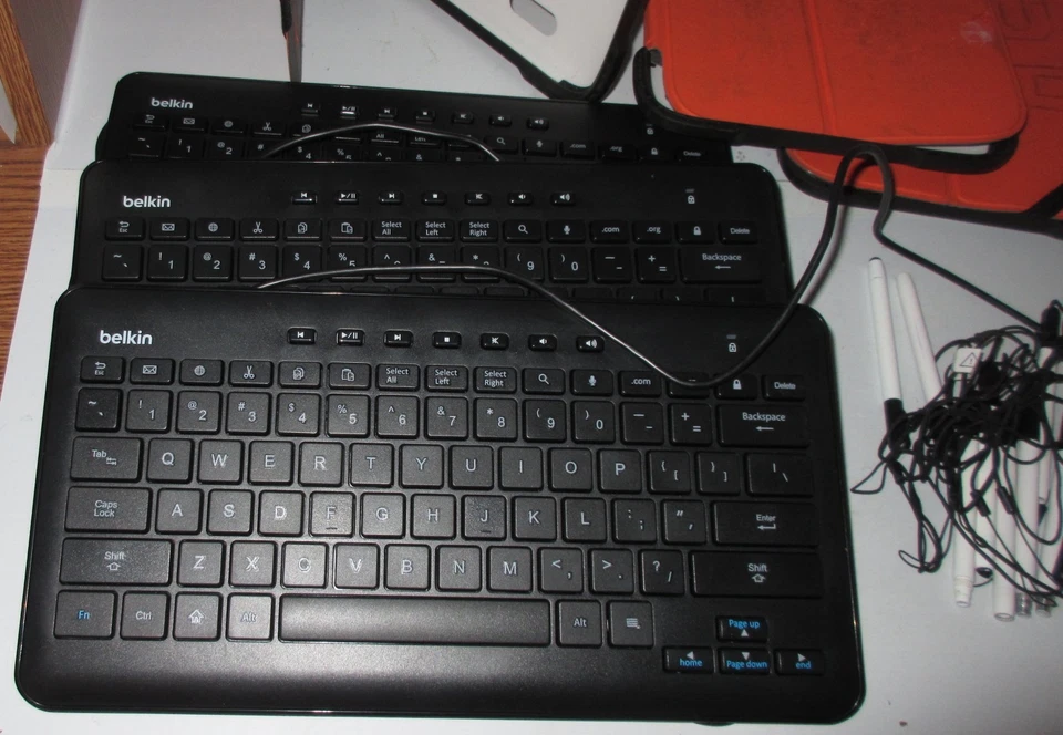 Belkin Wired Keyboard with 5-pin Micro B2B127-BLK for Galaxy Tab + Covers Stylus - Image 2 of 4