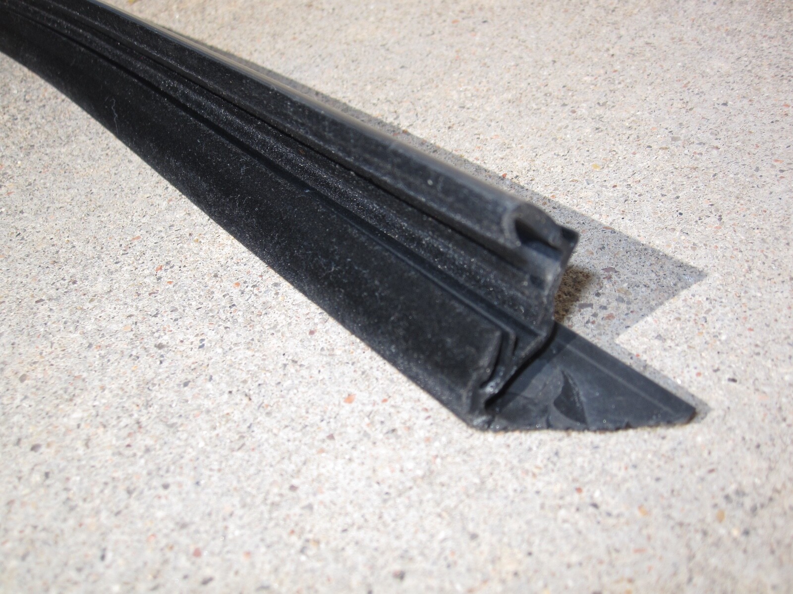 02-2010 LAMBORGHINI MURCIELAGO LEFT DRIVERS DOOR GLASS MOLDING WINDOW SEAL 