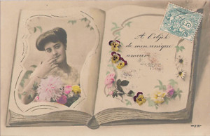 CP LIVRE OUVERT A L'OBJET DE MON UNIQUE AMOUR - FEMME ENVOYANT BAISER FLEURS