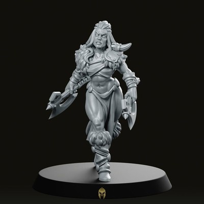 Weiblicher Barbar mit Äxten Fantasy Miniatur Wilder Krieger