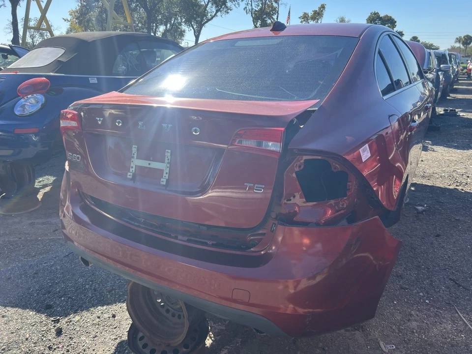 Volvo S60 2011 2012 2013 guardabarros conductor izquierdo naranja Foto 4 de 4