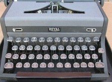 Nice 1940's Vintage Royal Quiet Deluxe Portable Typewriter thumbnail