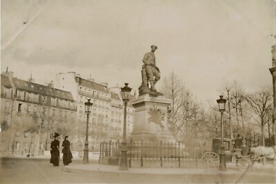 PARIS um 1890 - Frauen im Outfit 19. Jahrhundert, Kutsche, Statue zum Ausweisen