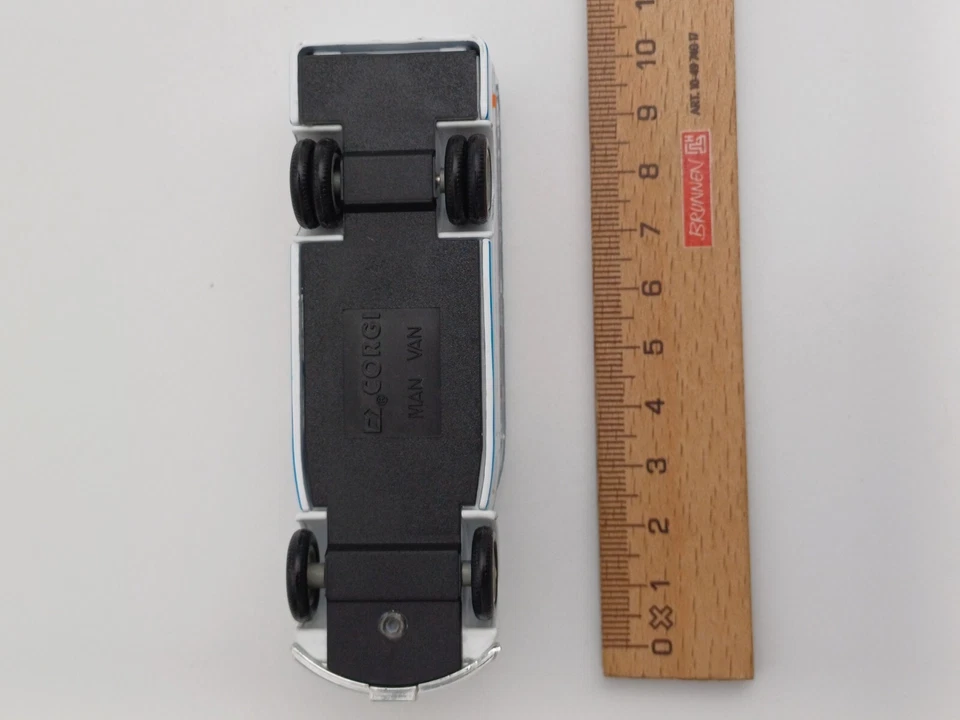 CORGI MAN VAN - PARMALAT - MODELLINO 1:43 + pagine illustrate - Immagine 4 di 4