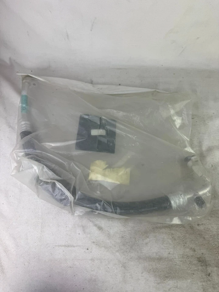 A/C Refrigerant Suction Hose ToughOne T56136 fits; Nissan Frontier 2000-2004 Foto 2 de 4