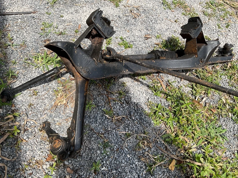 Datsun 240z 1971 subchasis delantero montaje de cremallera de dirección usado OEM original Foto 3 de 4