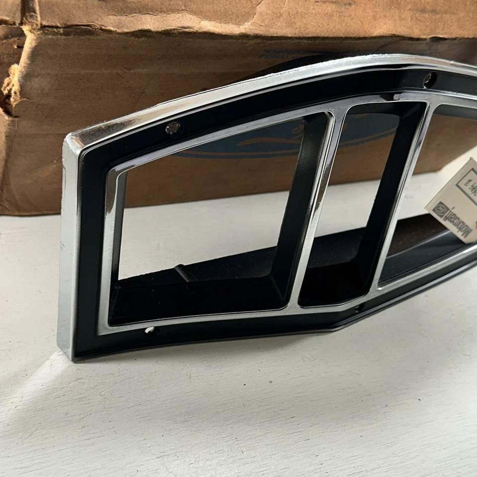 Nuevo bisel de luz trasera izquierda OEM D6FZ13489B Ford 1976-77 Mercury Bobcat Ford Pinto Foto 3 de 4