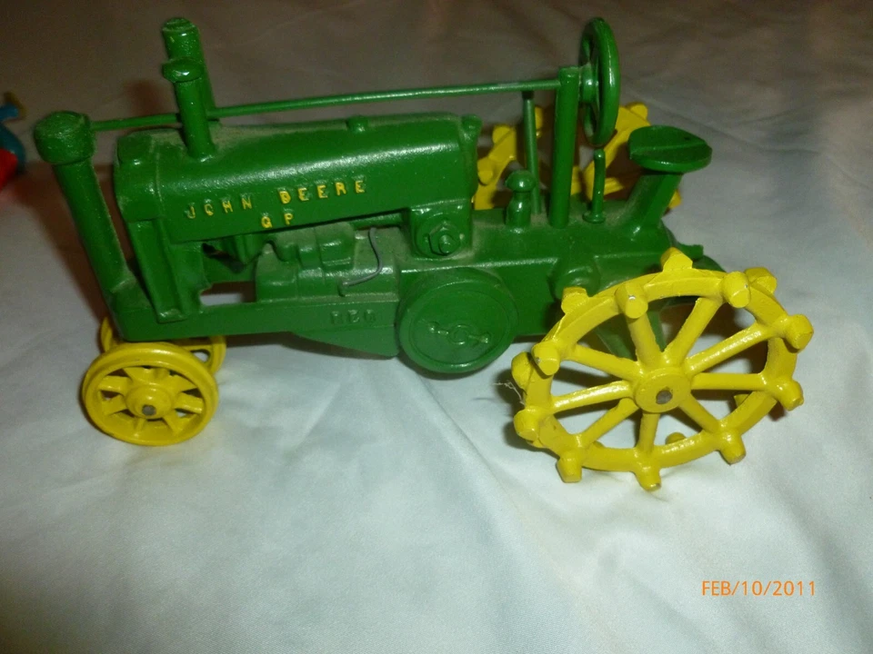 Vintage 1/16 John Deere General Purpose GP Wide Tractor 2 Cylinder #1875  Driver - Image 2 of 4