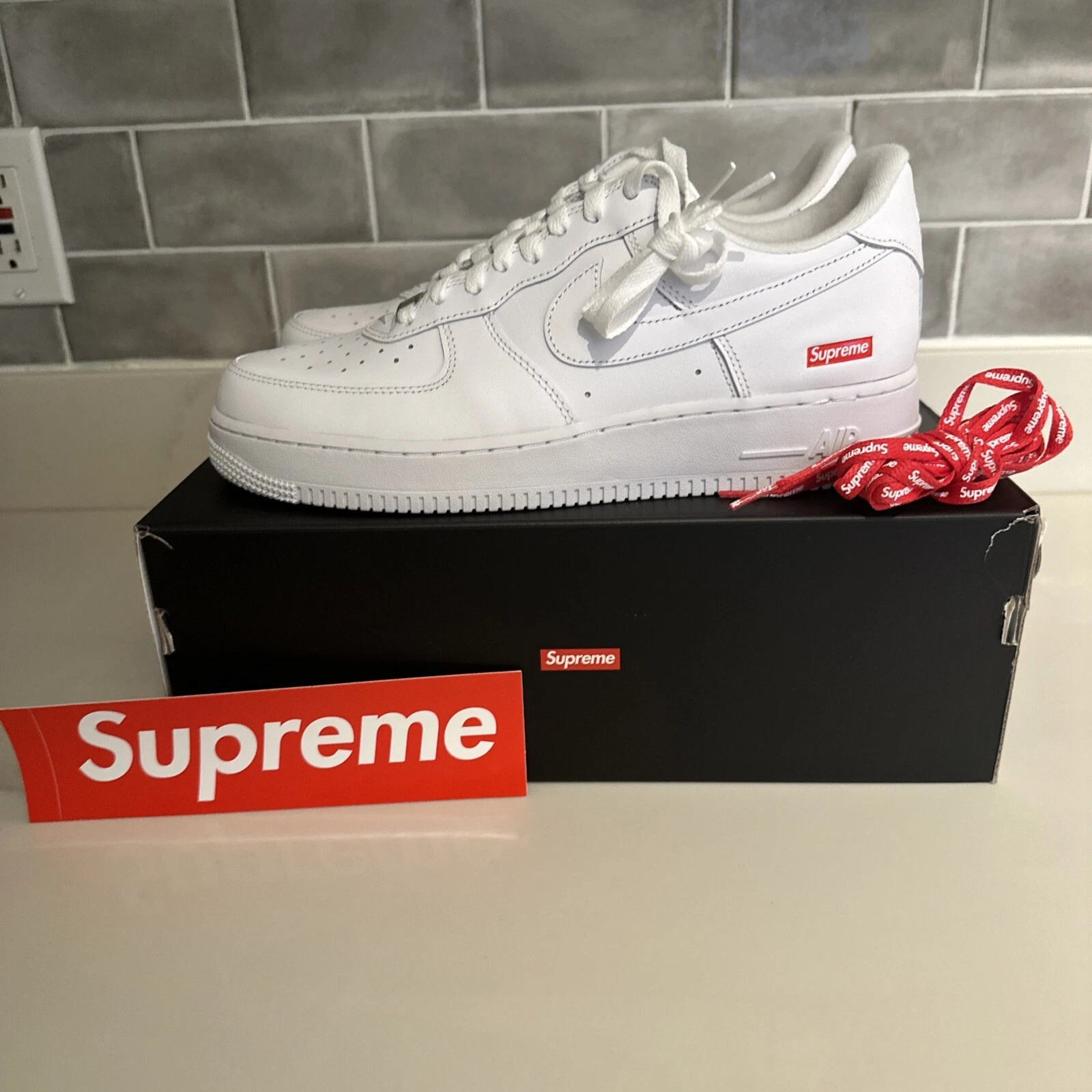 Taille 10   Nike Air Force 1 x Supreme Low   Blanc Deadstock avec lacets supplémentaires