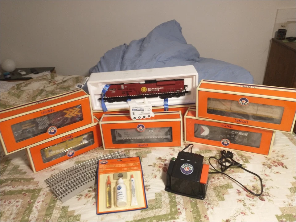 Lionel Canadian Pacific Diesel Freight / 6-30026, Large 50" x 90" oval track - Image 4 of 4