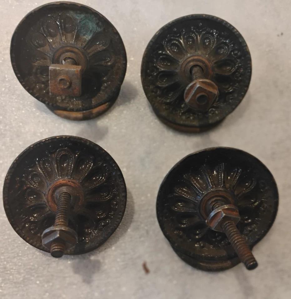 Lote de 4 tiradores de cajón antiguos redondos de latón con anillo abatible de 1 3/4" de diámetro Foto 4 de 4
