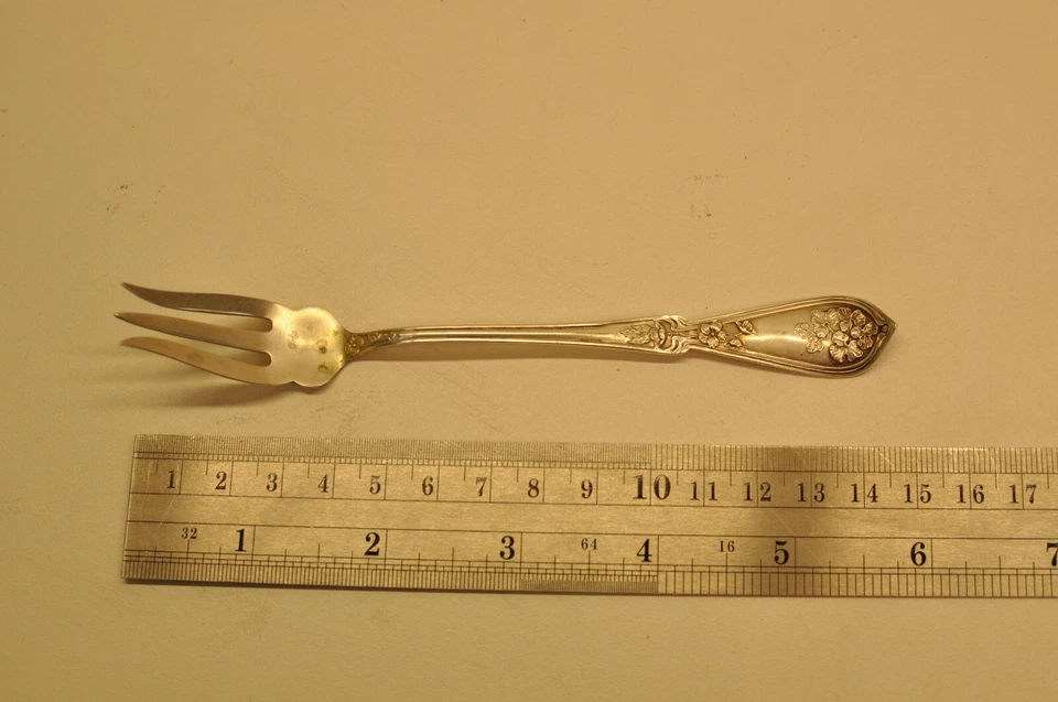 Antiguo tenedor de mariscos victoriano americano de plata esterlina, 5 1/2" de largo Foto 2 de 4