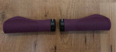 Ergon GA3 ergonomische Lenkergriffe in lila/schwarz/weiß leicht benutzt