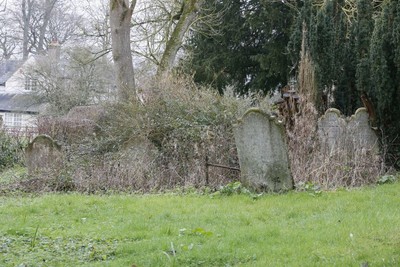 Foto 6x4 Eine vergessene Ecke Ovington\/SU5631 Kirchhöfe scheinen immer um 2016