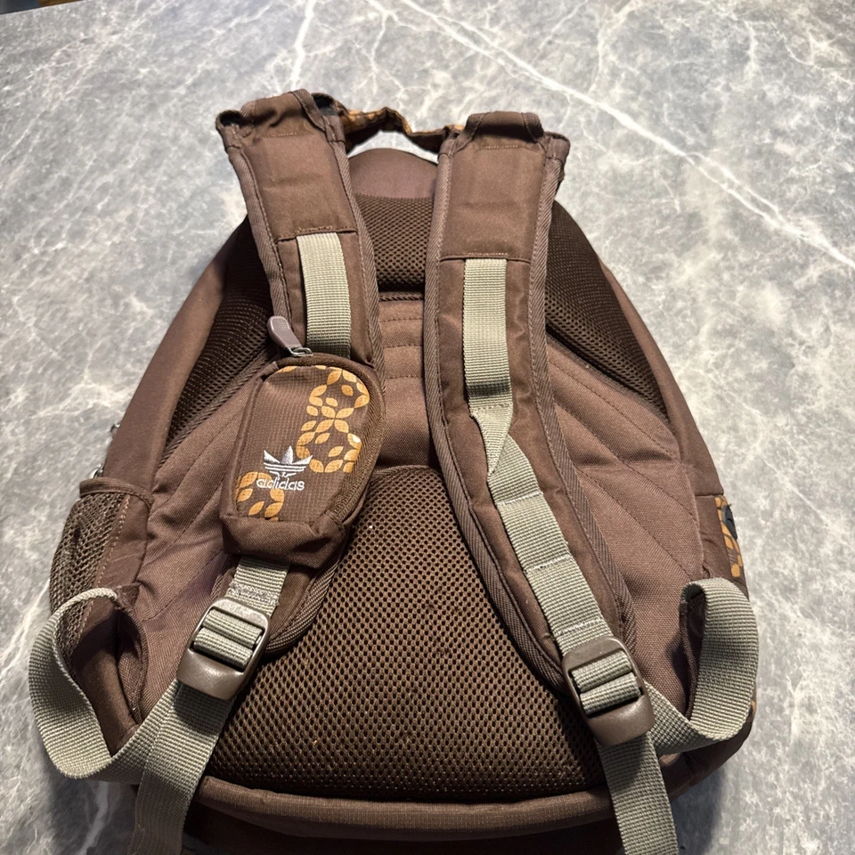 Mochila Adidas marrom mola carga estudante acolchoada traseira - Imagem 4 de 4