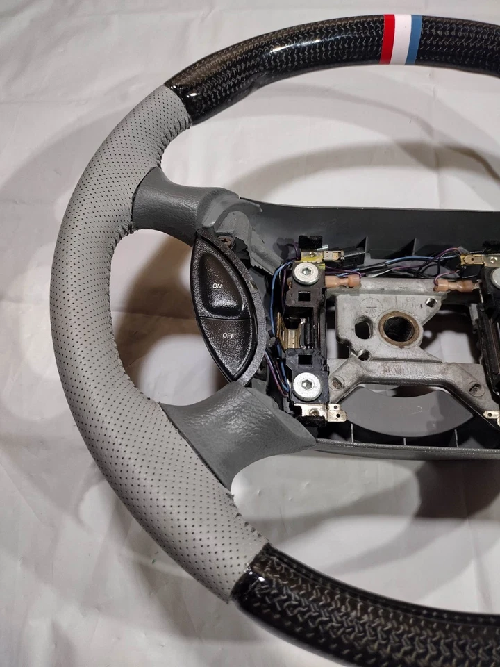 94 95 96 97 98 Volante Ford Mustang Envuelto en Fibra de Carbono NUEVO Cuero OEM Foto 2 de 4