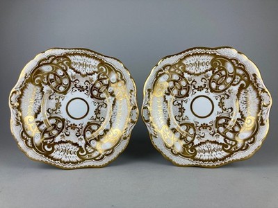 ATEMBERAUBENDES PAAR ANTIKE VIKTORIANISCHE MINTON UND HOLLINS VERGOLDETE PORZELLANTELLER 1850er