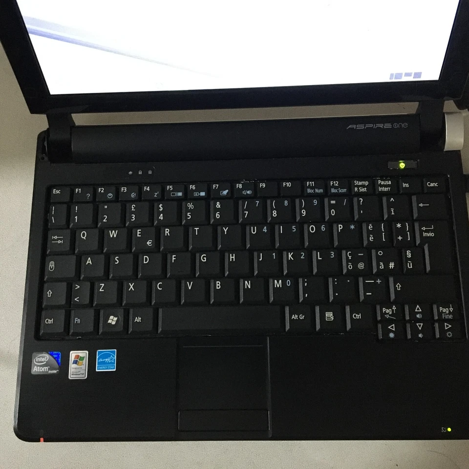 PC Portatile NetBook Acer Aspire One KAV60 Intel Atom N270 1GB DDR2 Antix linux - Immagine 2 di 4