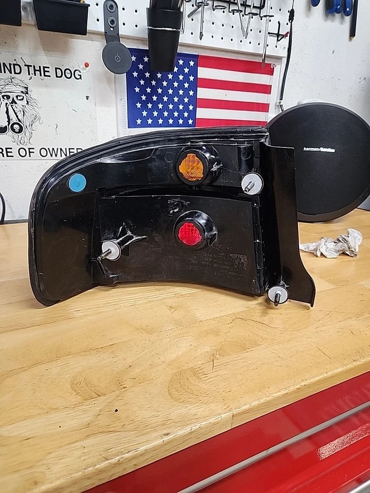 Lanterna traseira direita lateral do passageiro Cadillac Sevilha 1999-2004 16525154 fabricante de equipamento original - Imagem 4 de 4