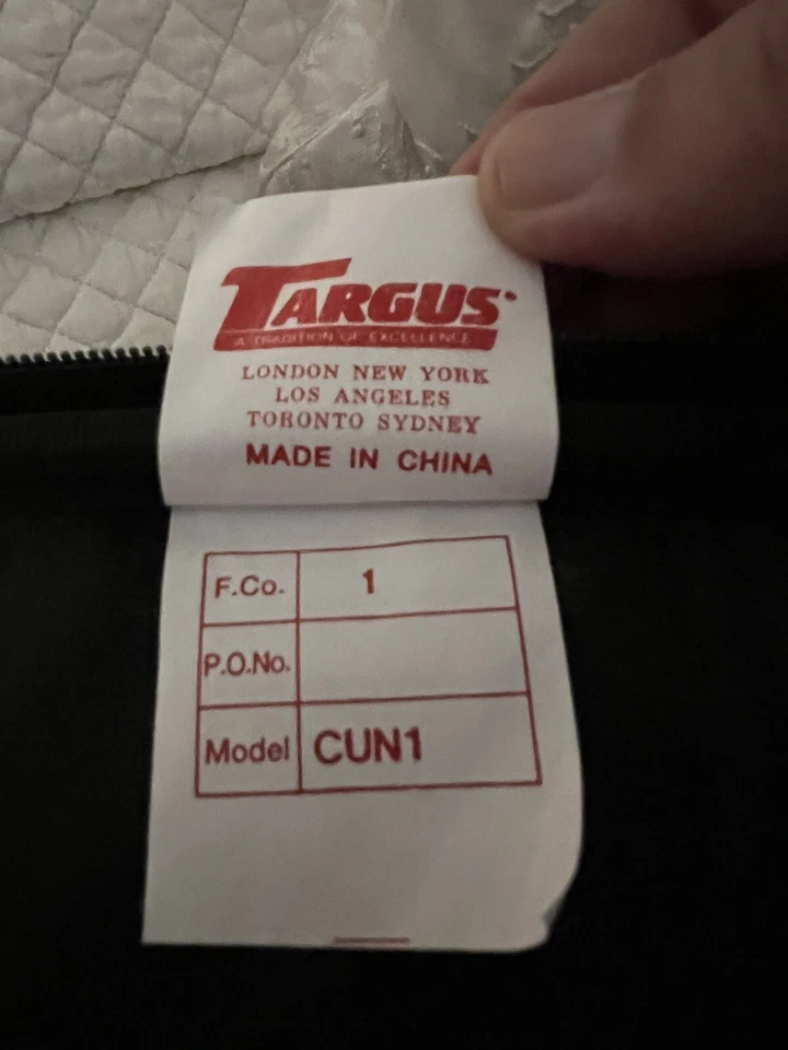 Bolso para computadora Targus negro con correa para el hombro modelo # CUN 1 Foto 2 de 4