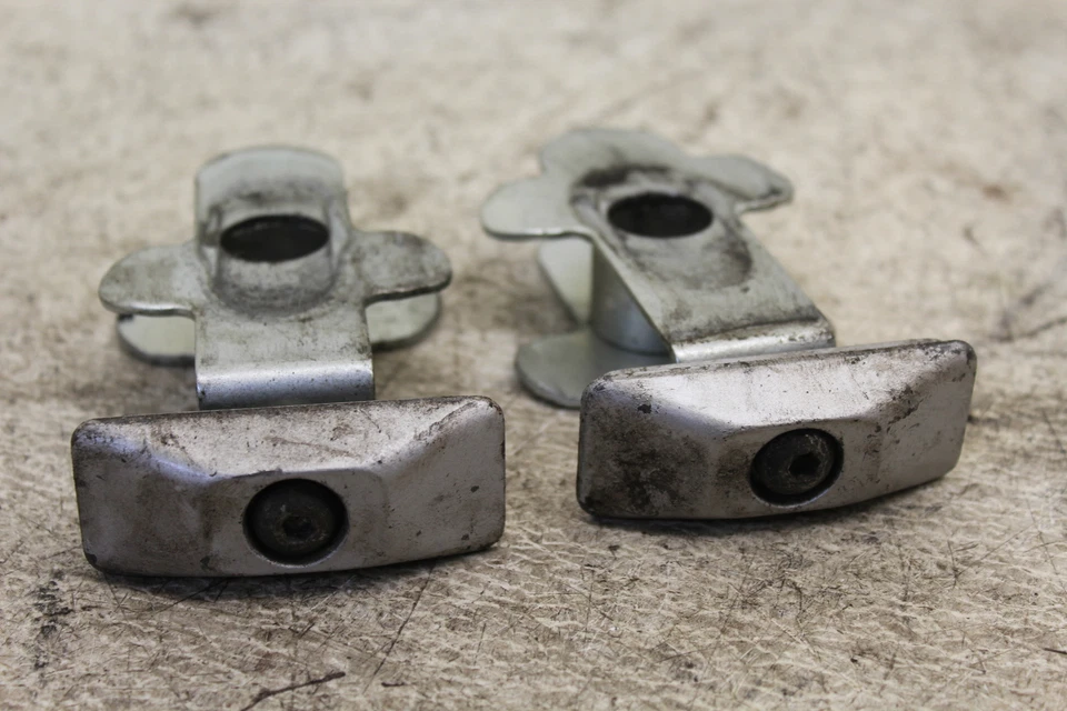 2001 SUZUKI BANDIT 600 OEM SWINGARM CHAIN TENSIONER ADJUSTMENT BRACKETS D8D Foto 2 de 3