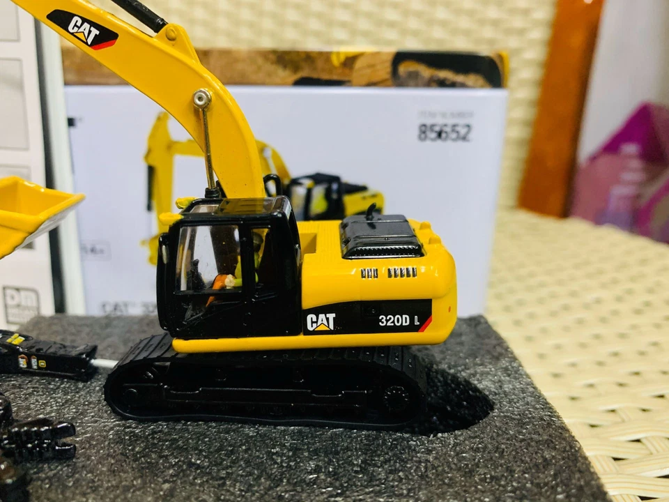Caterpillar Cat 320D L Hydraulic Excavator 1/87 Scale Diecast Masters DM85652 - Image 2 of 4