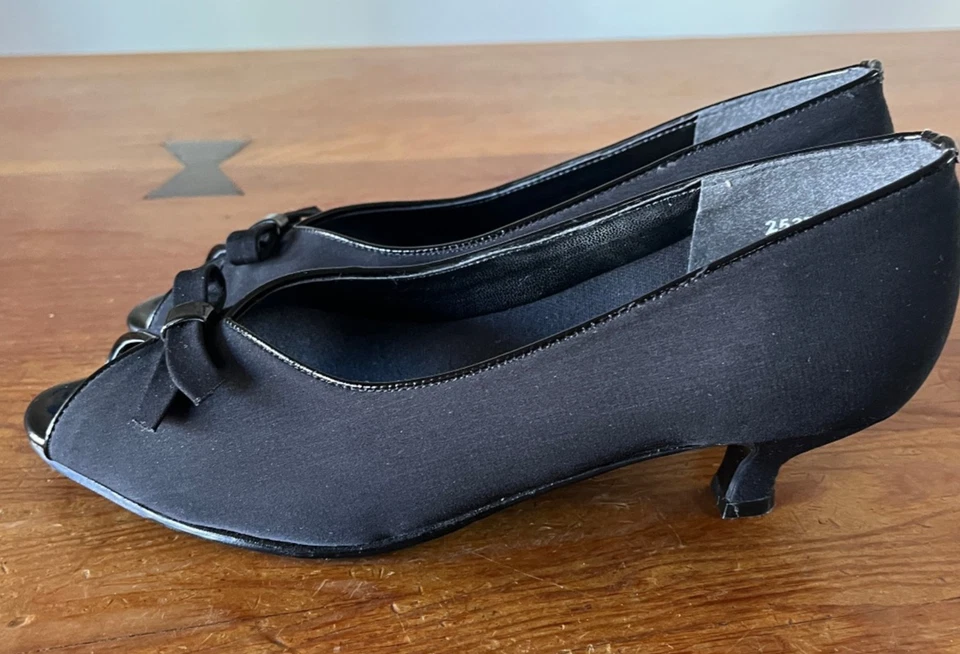 California Magdesians Womens Shoes Sz 9.5 LBlack Peep Toe Bow Low Heels - Image 3 of 4