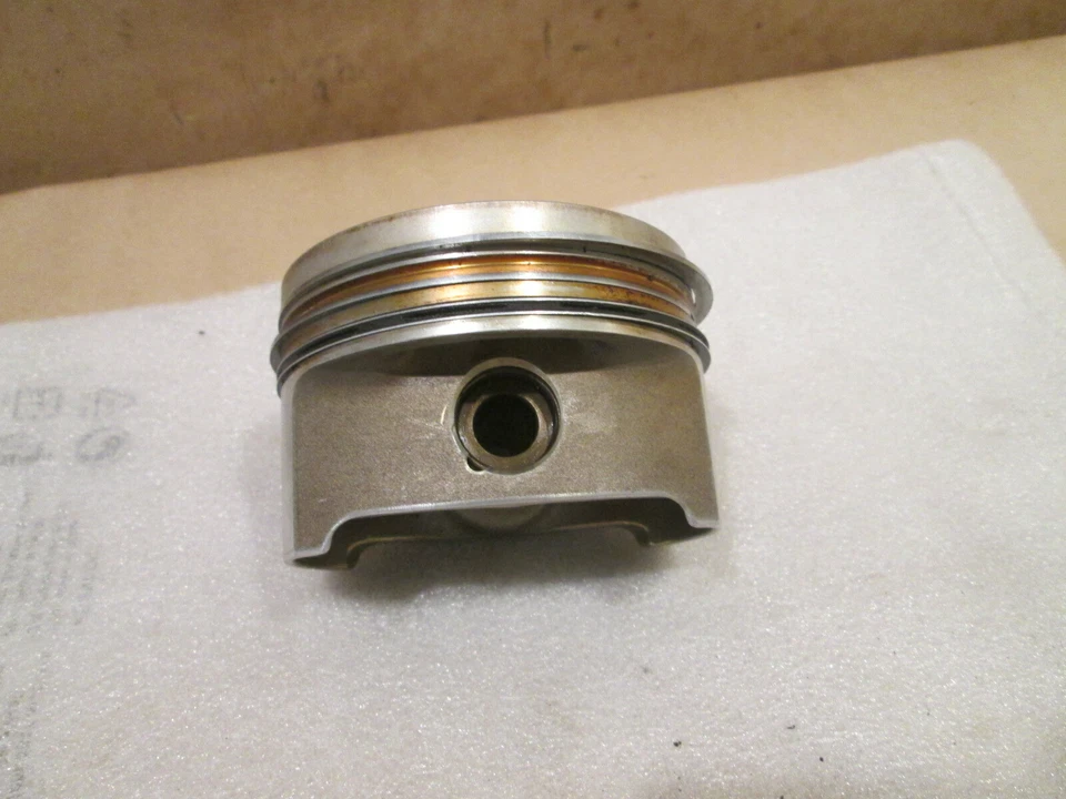 Ferrari 348, Mondial t - Pistón OEM - P/N 137980 Foto 3 de 4