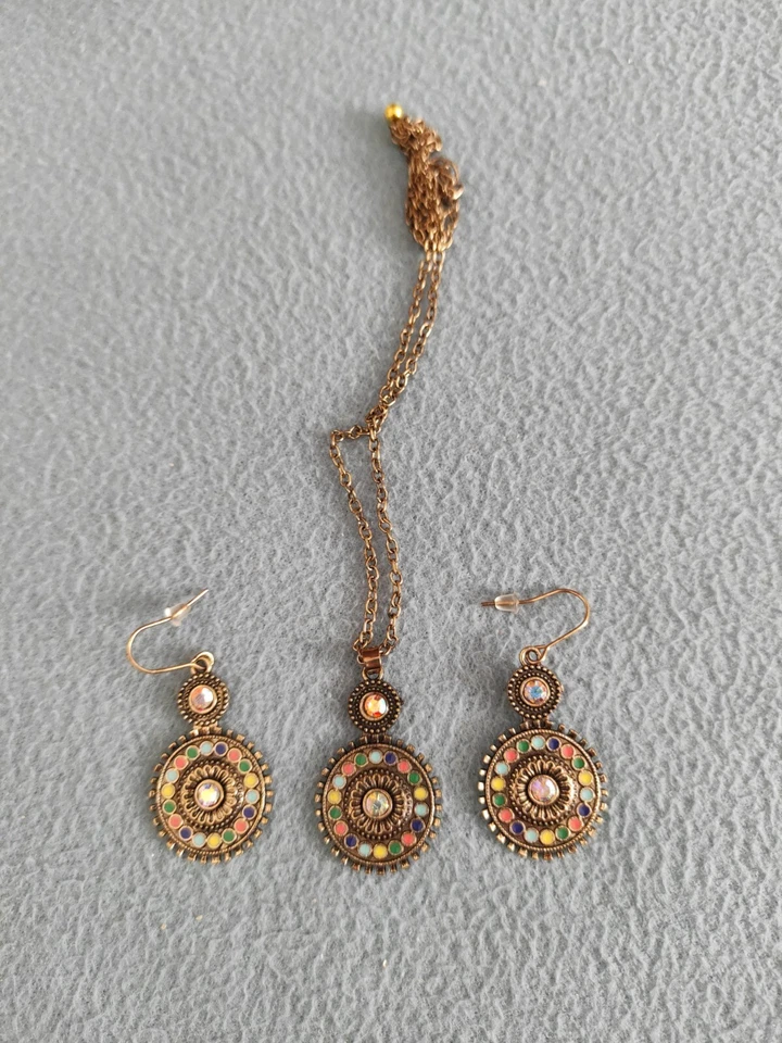 buntes Schmuckset mit Kette und Ohrringen
