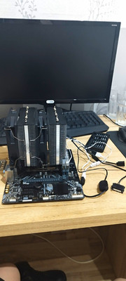 GIGABYTE H310M S2H 2.0 MicroATX Mainboard LGA1151  mit CPU lüfter, cpu und SSD