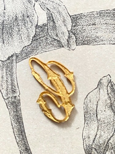 Pretty Gold Metal Monogram Initial Letter C, Shabby Art Nouveau 1.3cm - Picture 2 of 2
