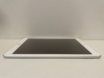 Apple iPad 5th Gen. 32GB, Wi-Fi, 9.7in - Silver - No Touch ID