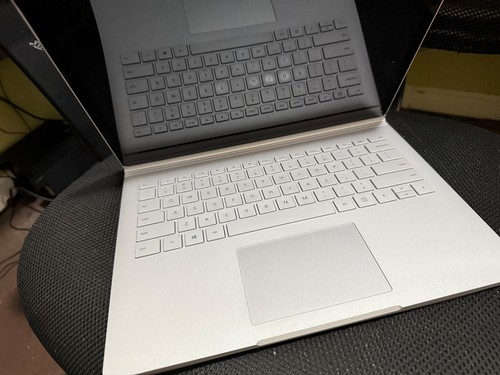 Surface Book i7-6600U 8GB RAM 256GB NVMe Windows 10 Pro - *Battery Expanded