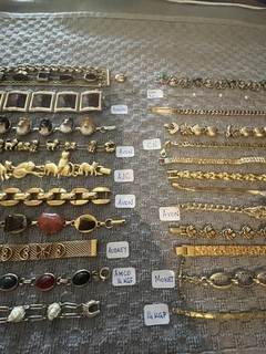 VINTAGE LOT OF 23 GOLD TONE 'ASSORTMENT' BRACELETS INCL. SIGNED
