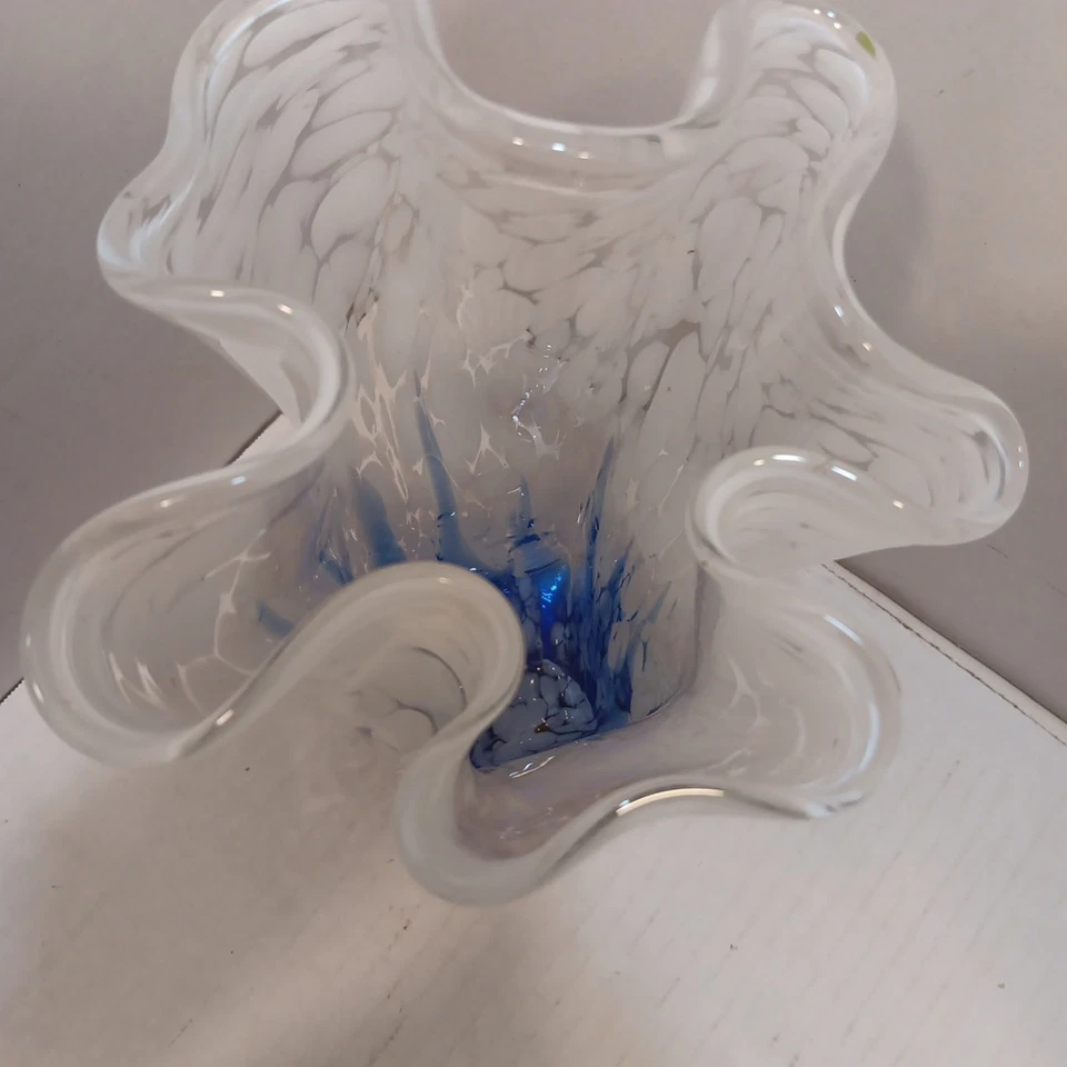 Jarrón de vidrio soplado a mano azul y blanco de 8 1/2 pulgadas de alto. Como Murano Foto 3 de 4