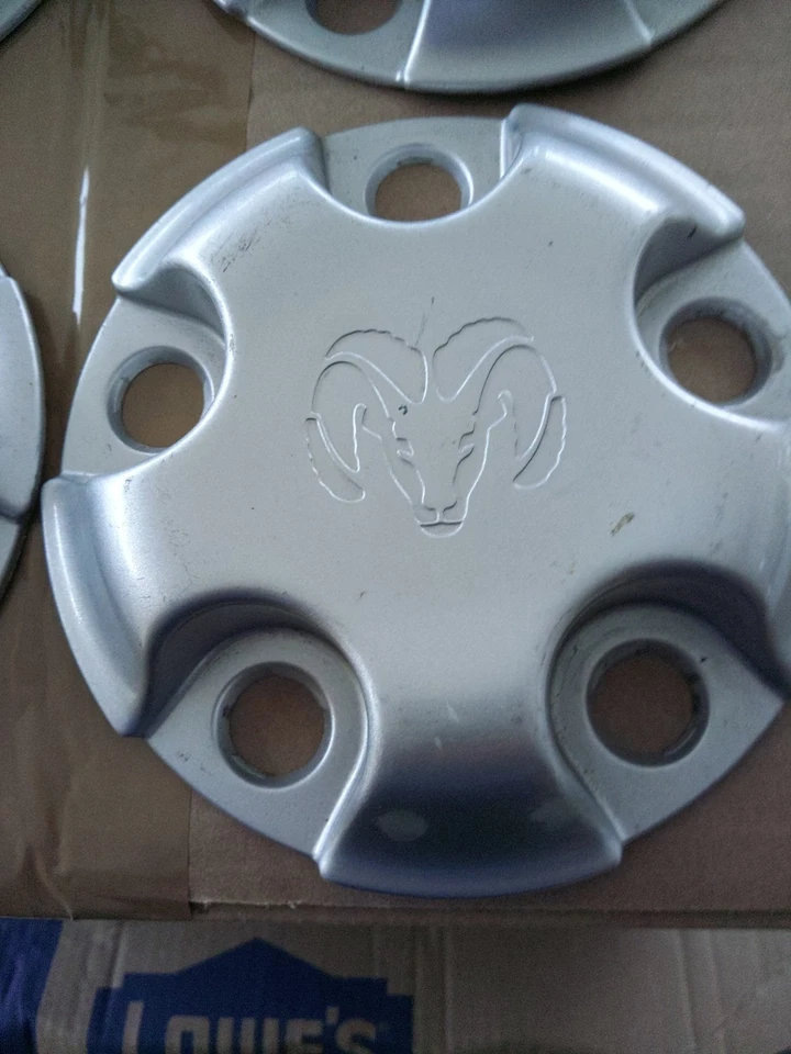 Juego de cuatro tapas centrales cromadas OEM 52106536AC Dodge Ram 1500 2002-2012 17"  Foto 2 de 4