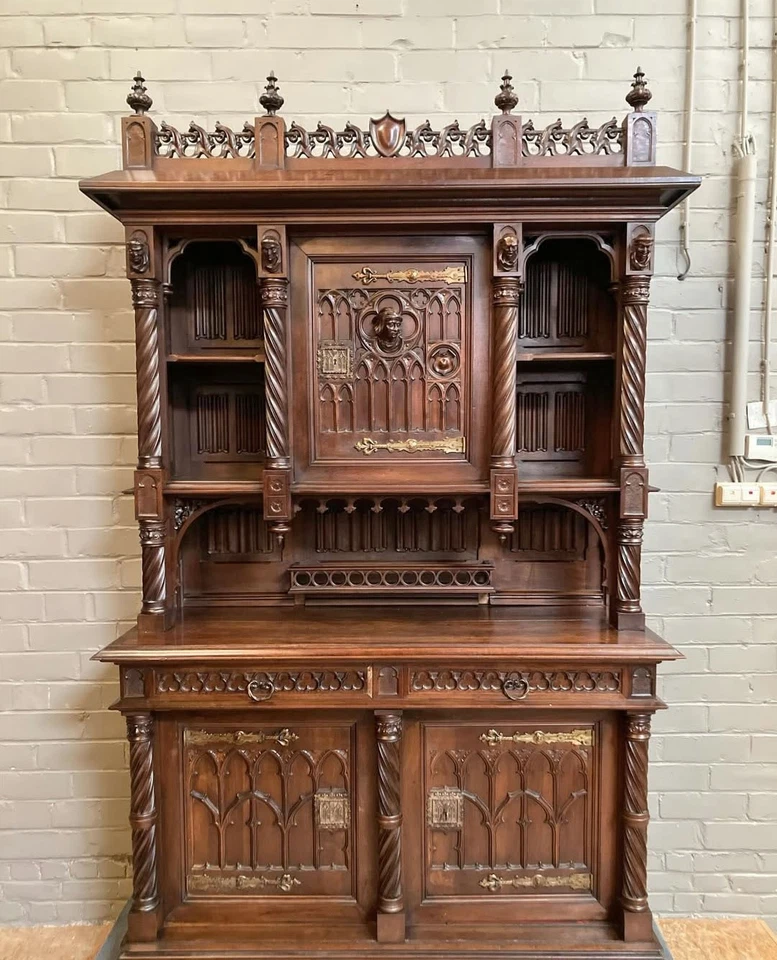 LLEGA MAR 2026: Antiguo aparador buffet francés de madera de nogal gótico Foto 2 de 4