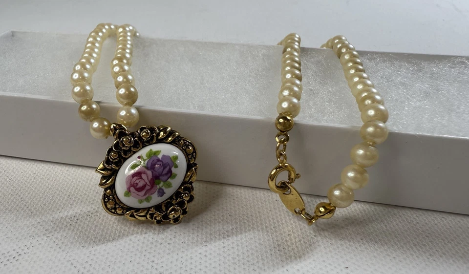 Collar de perlas de imitación vintage Avon años 90 con colgante de porcelana tono dorado victoriano Foto 4 de 4