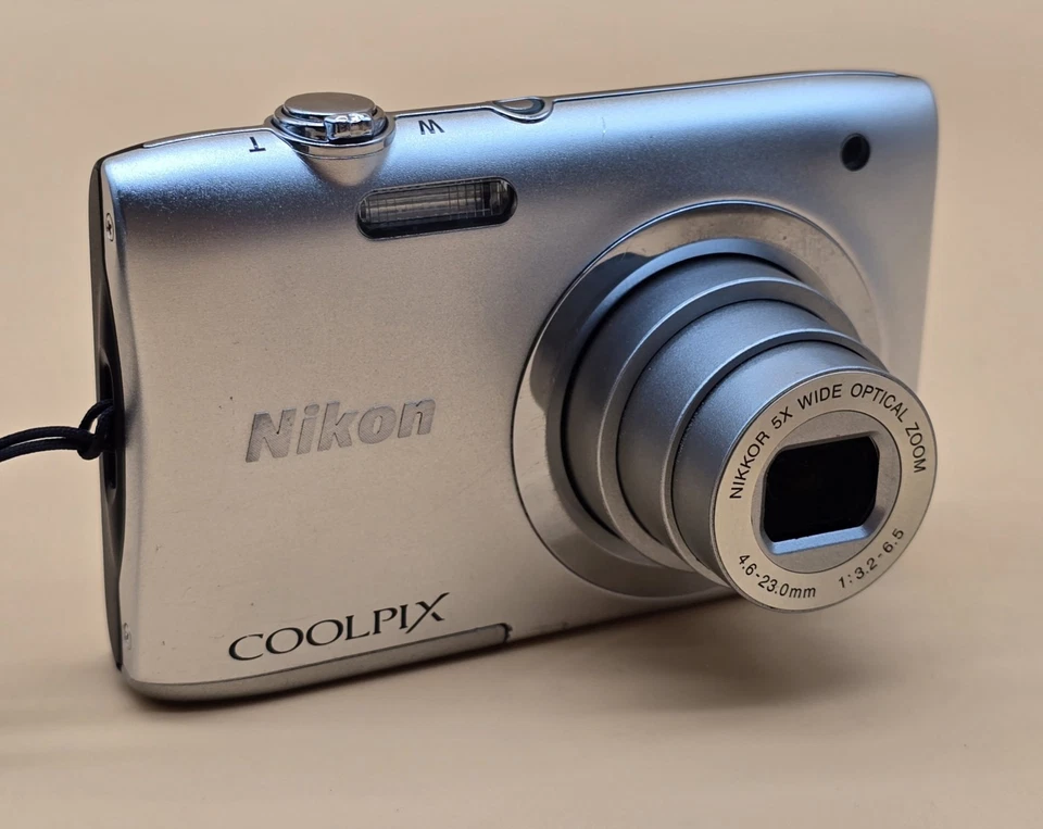 Cámara digital Nikon Coolpix A100 plateada. Sin cable de carga. Foto 3 de 4