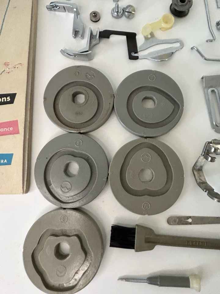 Manual de instrucciones de costura Necchi B.U Mira, Necchi Sewing Ma hit. Kit de accesorios Foto 3 de 4