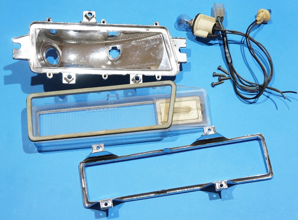 1975-78 CADILLAC ELDORADO OEM TURN SIGNAL SIDE MARKER LIGHT ASSEMBLY - LH - Image 4 of 4