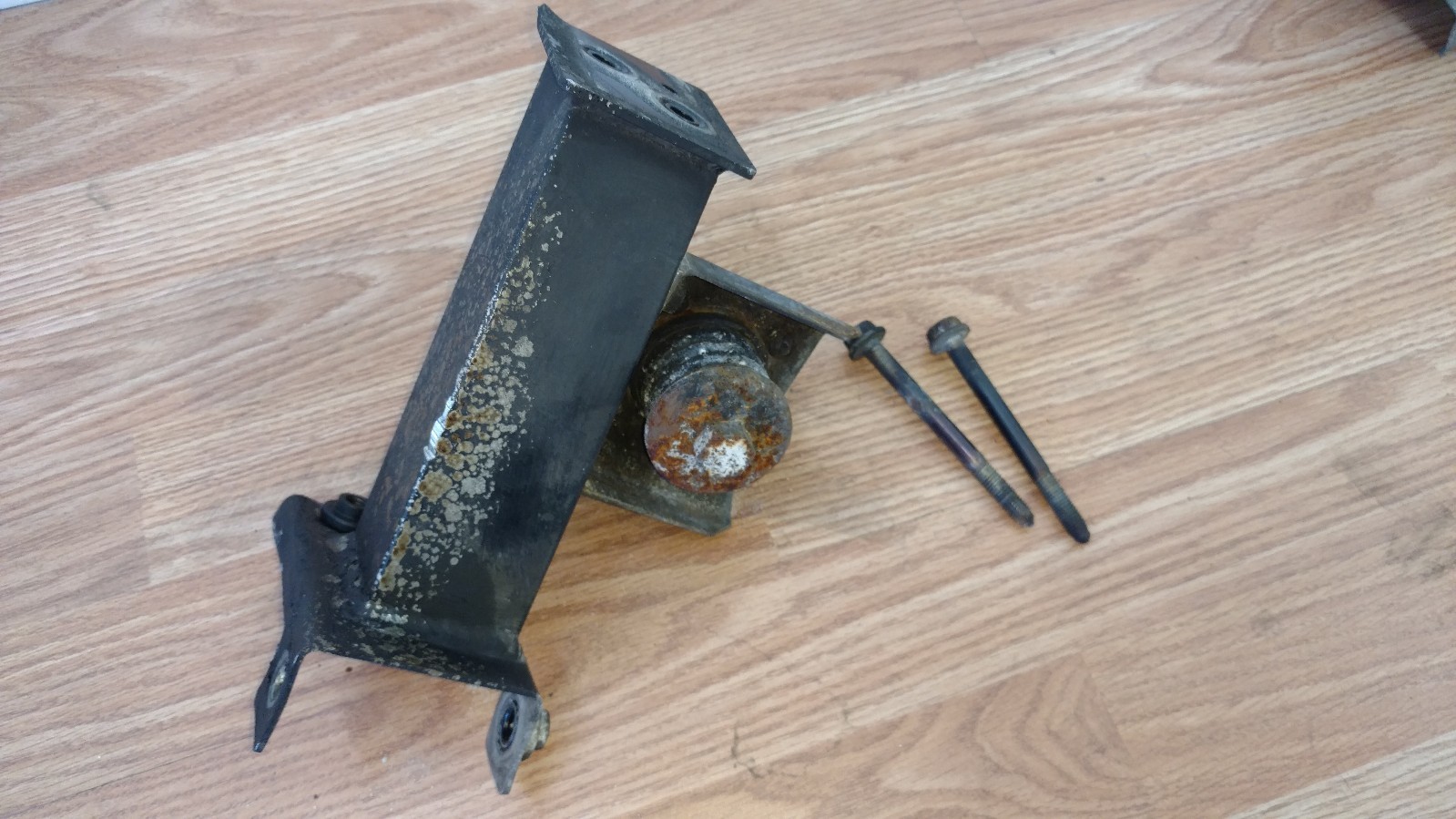 LAMBORGHINI GALLARDO REAR BUMPER STRUT BRACKET LH OEM 400813729